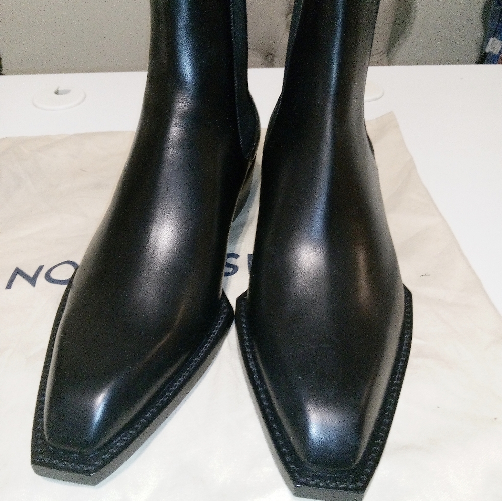 Elegant Louis Vuitton chelsea ankle boots